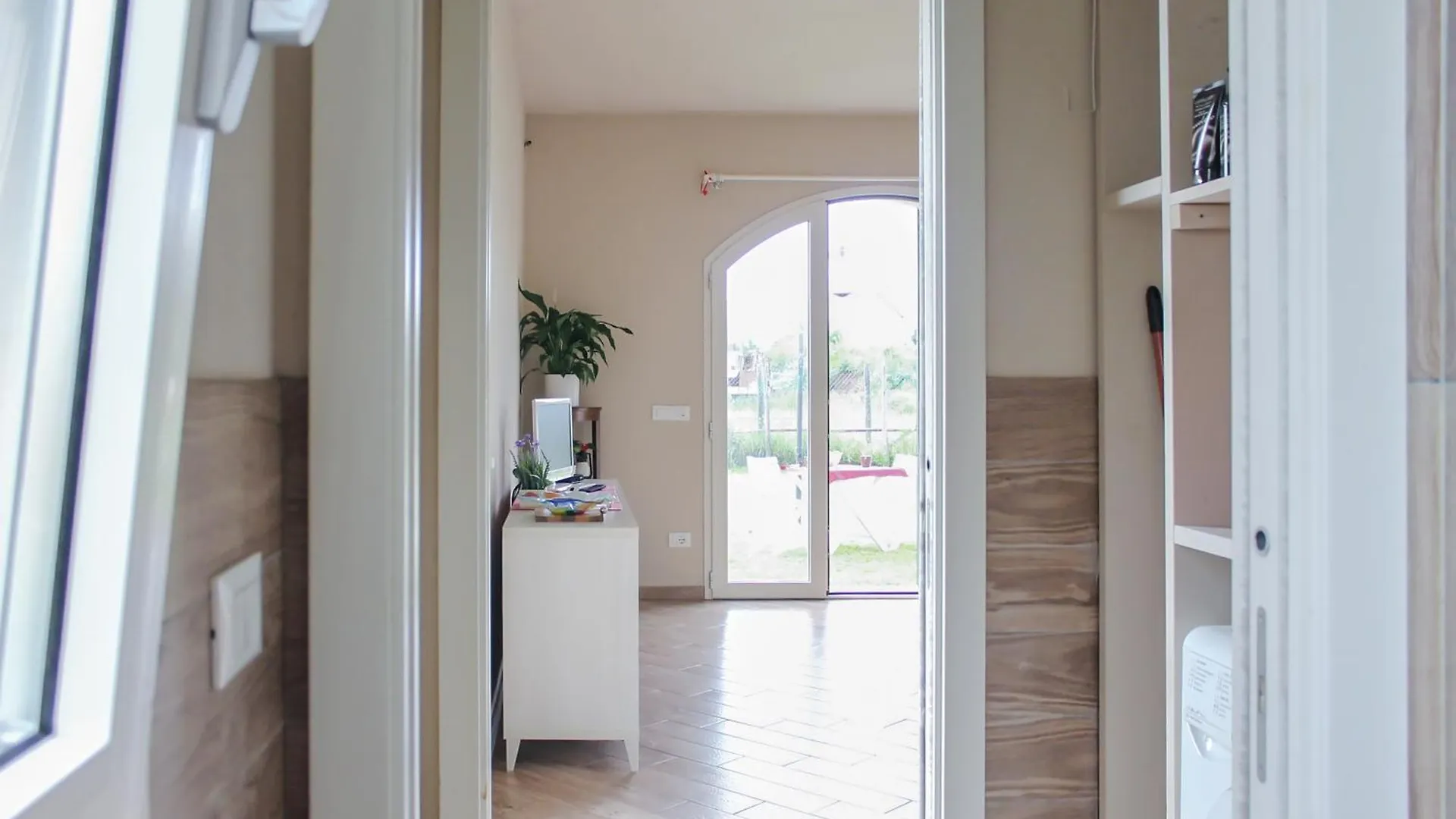 Modern Home With Private Parking Near The Station! Lucca Lägenhet