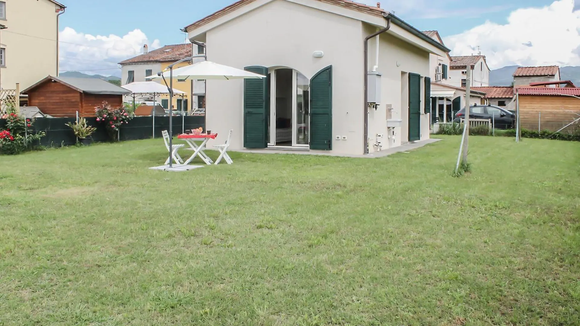 Lägenhet Modern Home With Private Parking Near The Station! Lucca Italien